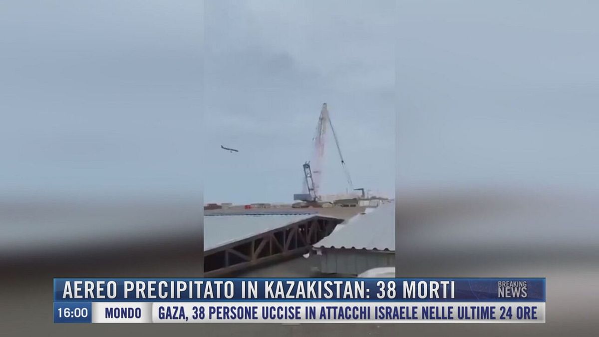 Breaking News delle 16.00 | Aereo precipitato in Kazakistan: 38 morti