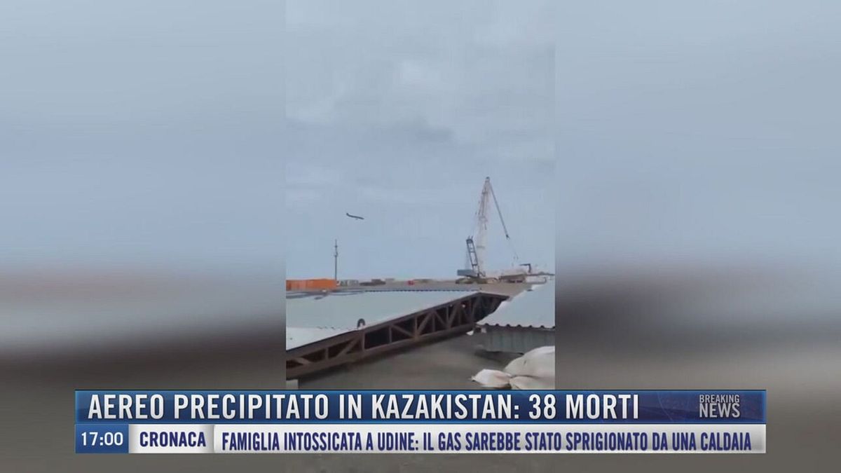 Breaking News delle 17.00 | Aereo precipitato in Kazakistan: 38 morti