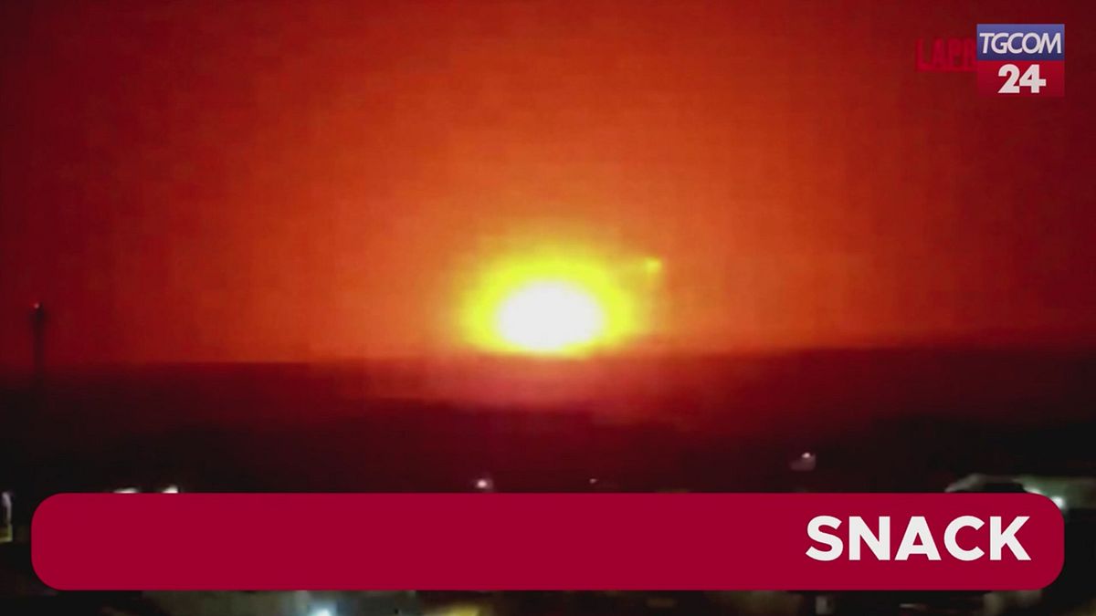 Gaza, enormi esplosioni illuminano il cielo sulla Striscia