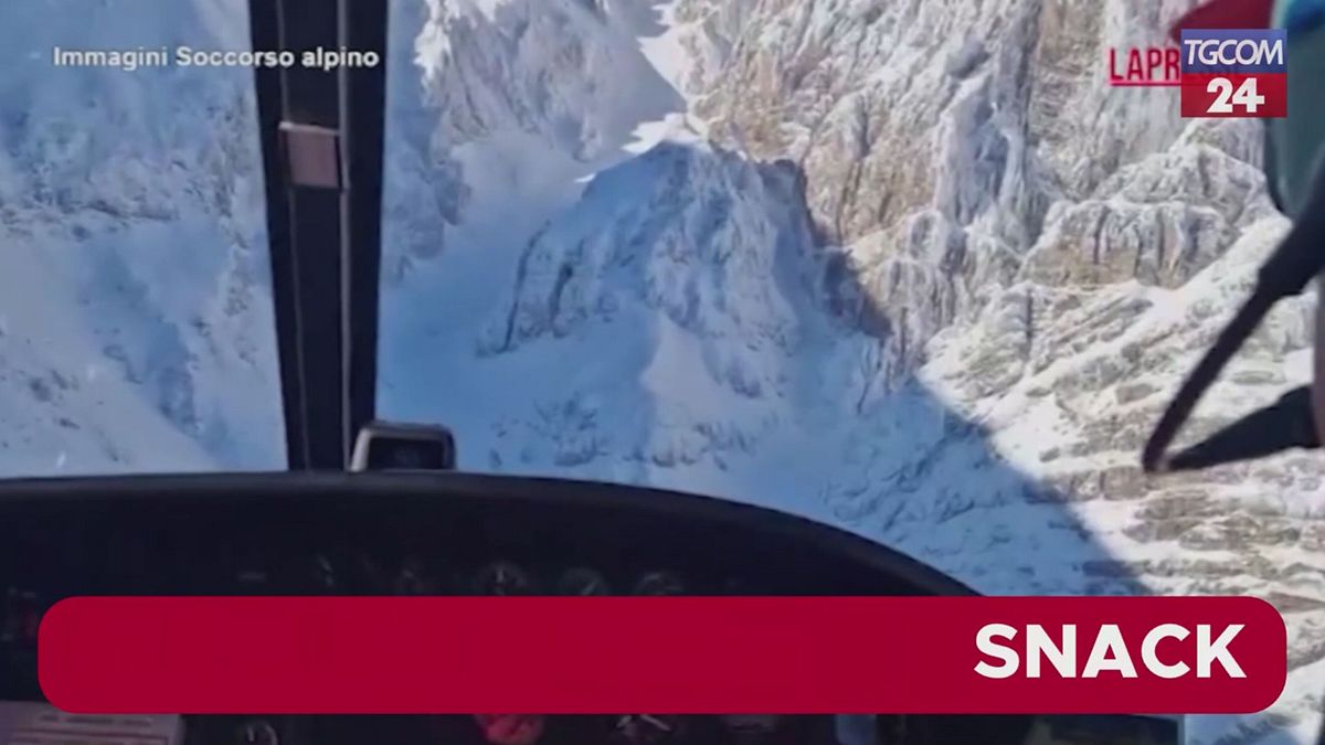 Gran Sasso, individuati i corpi dei due alpinisti dispersi: l'elicottero dei soccorsi sorvola la zona