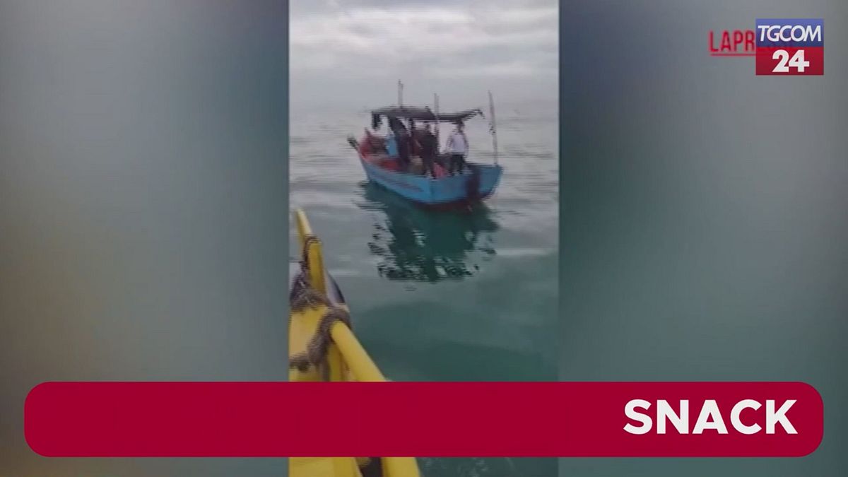 Perù, pescatori travolti da onde giganti: il salvataggio