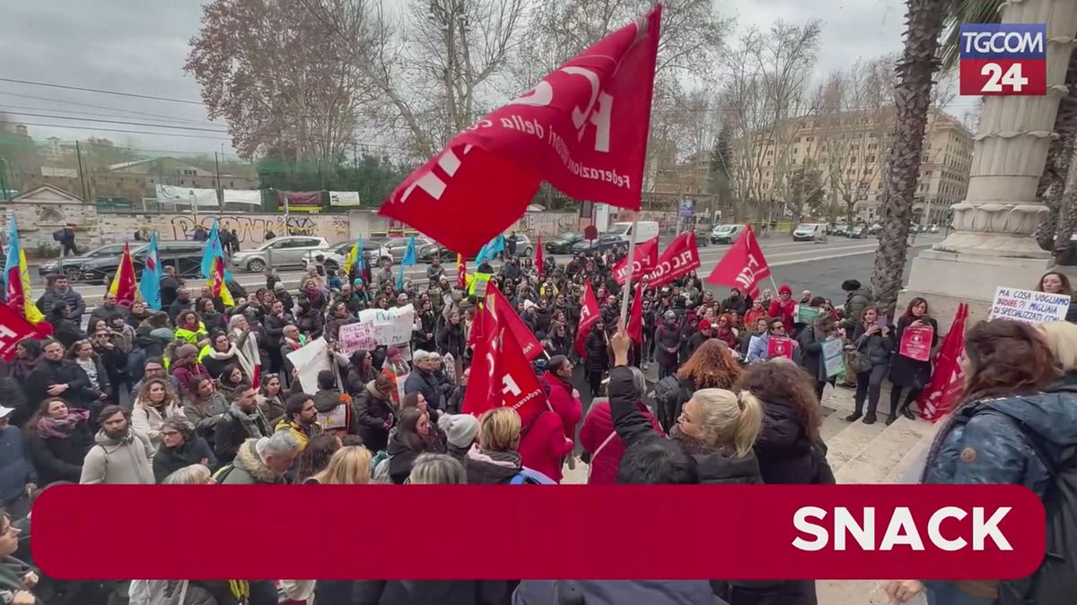 Scuola, manifestazione dei docenti di sostegno precari: "Siamo fantasmi"