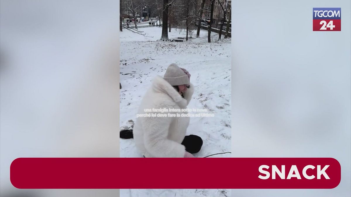 "Ultimo ti amo": la frase scritta a caratteri cubitali sulla neve sotto casa del cantante a New York