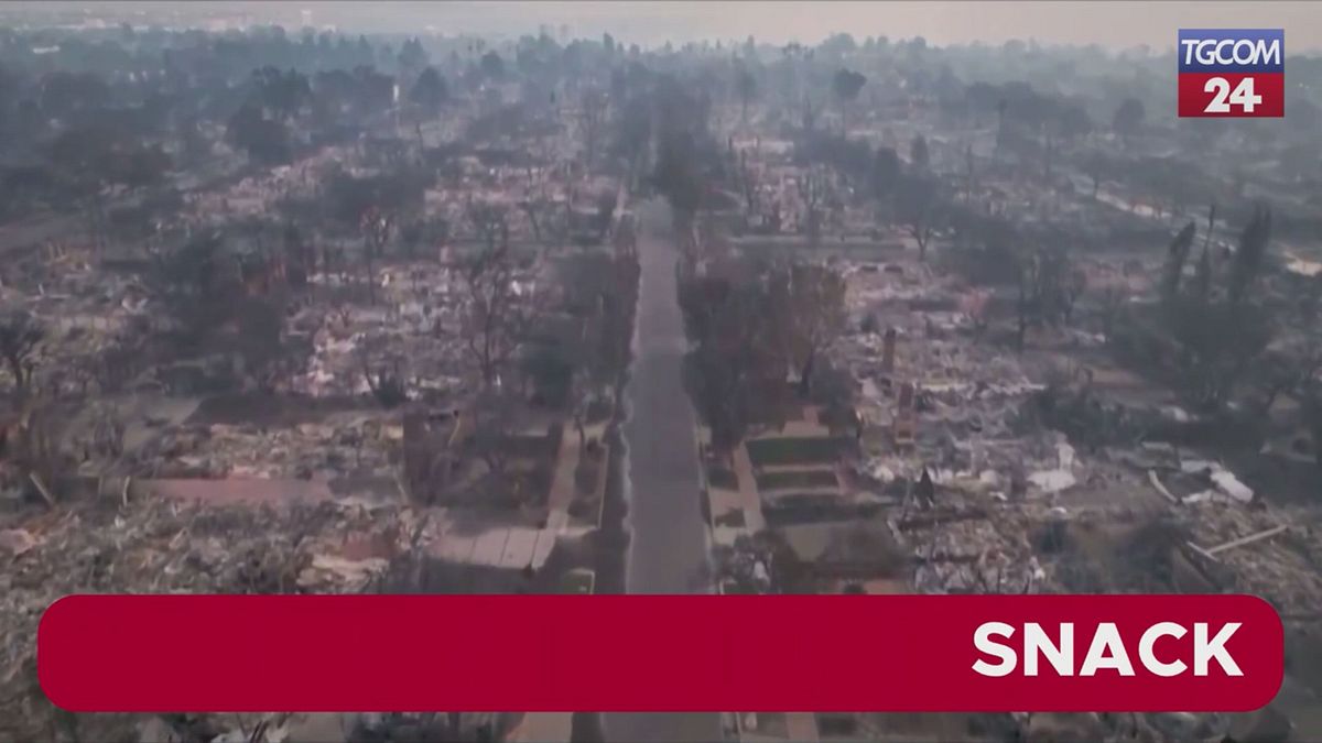 Incendi a Los Angeles, la potenza distruttrice del fuoco vista dall'alto