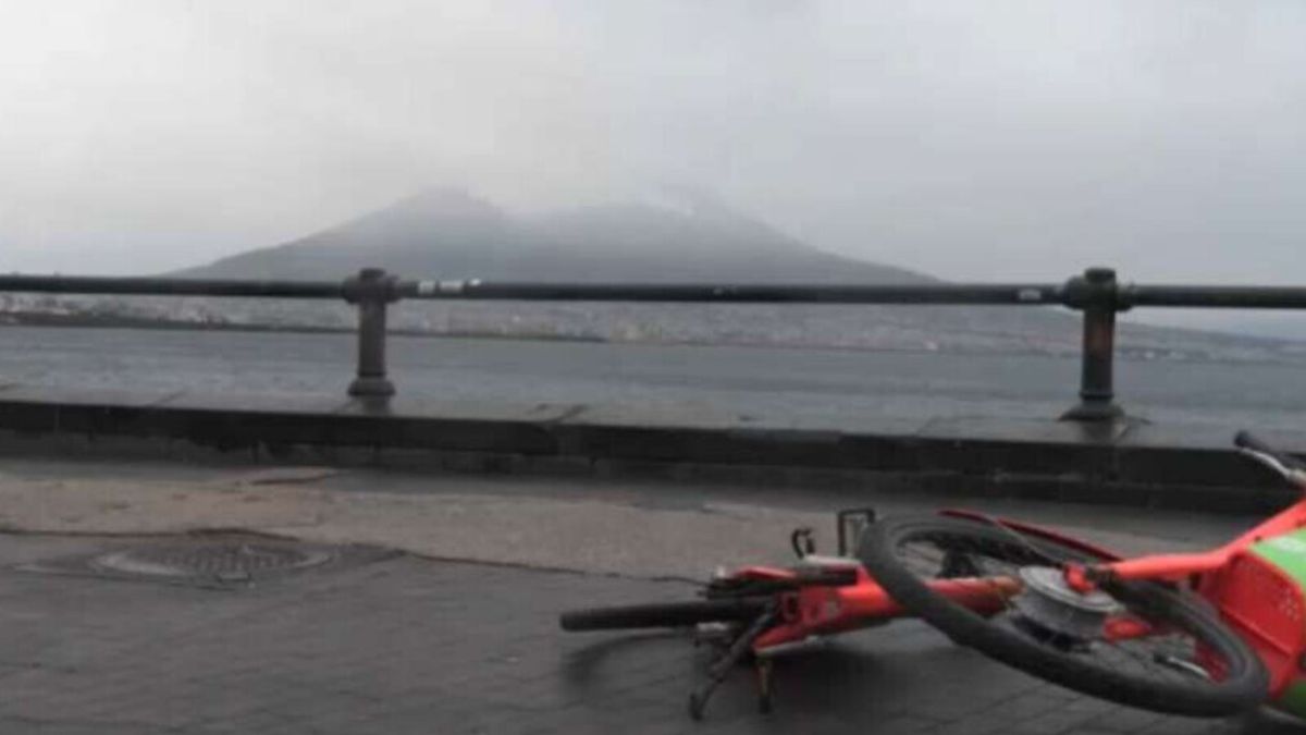 Mare agitato nel golfo di Napoli