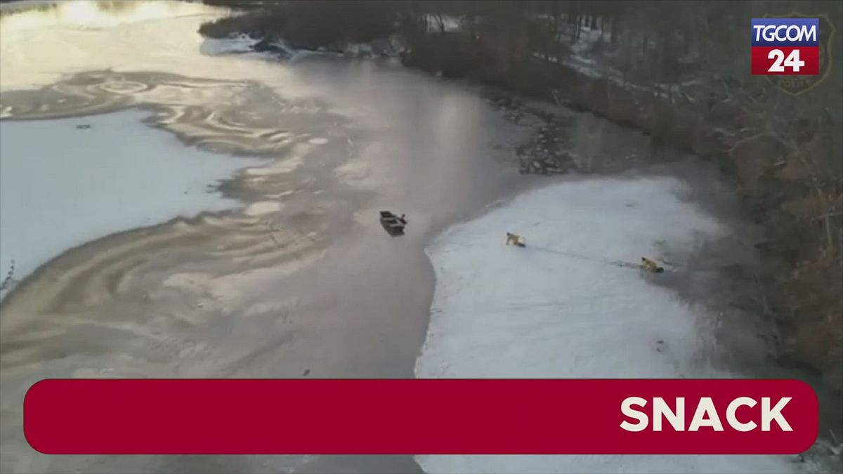 Cade con il cane nel lago ghiacciato, l'incredibile salvataggio