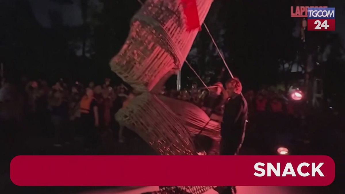 Cile, a Santiago sfila una marionetta alta sette metri