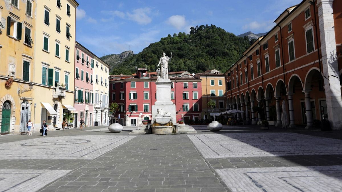 Carrara, Piazza Alberica - ph Collephoto