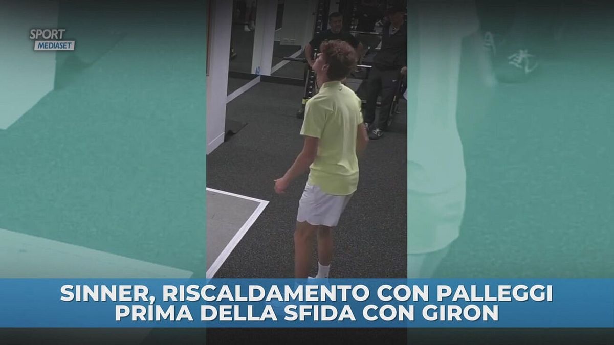 Sinner, riscaldamento con palleggi