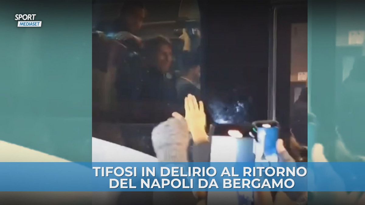 Napoli, che accoglienza a Capodichino: Conte incita i tifosi