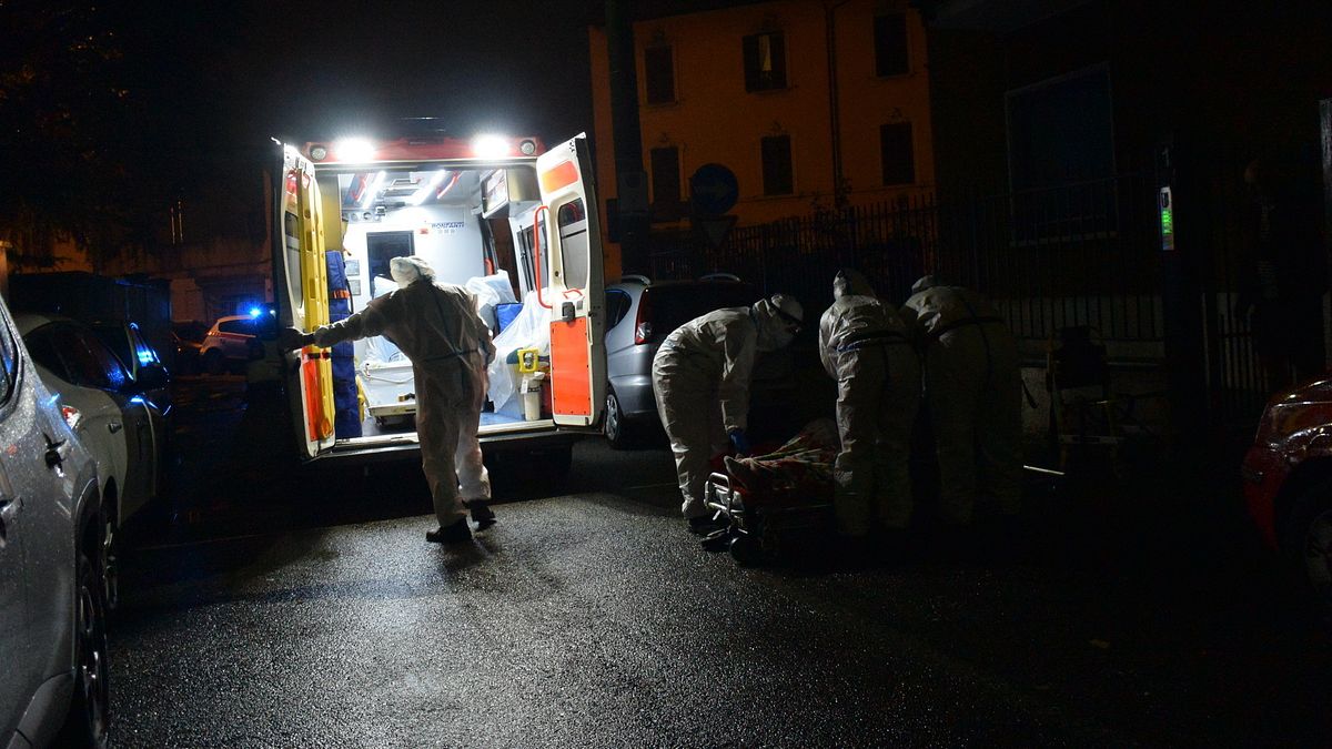 I volontari della Croce Rossa in servizio 118 nell'hinterland milanese