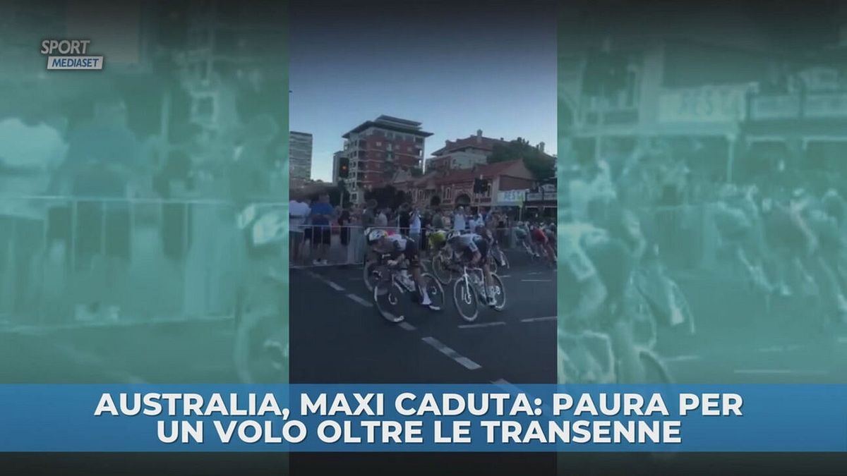 Ciclista vola oltre le transenne