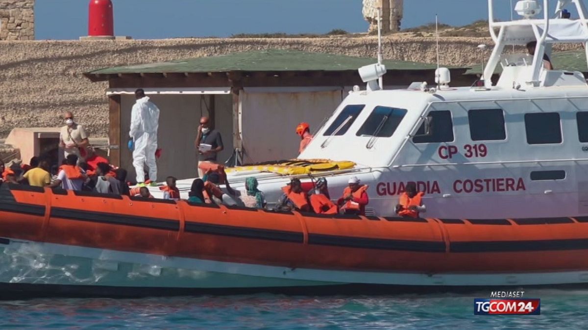 Migranti, nuova ondata di sbarchi a Lampedusa