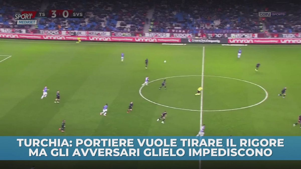 Turchia: portiere vuole tirare il rigore, ma gli avversari glielo impediscono