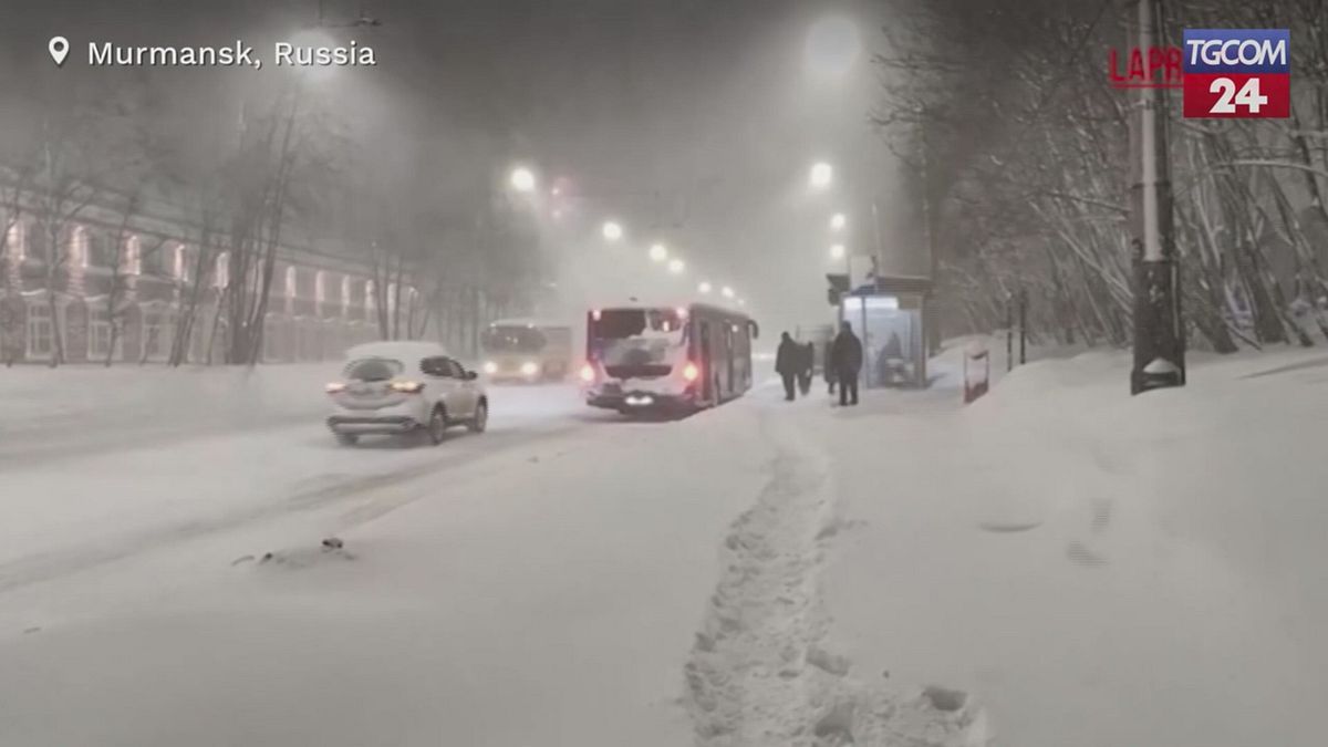 Russia, l'incredibile nevicata a Murmansk: strade completamente imbiancate