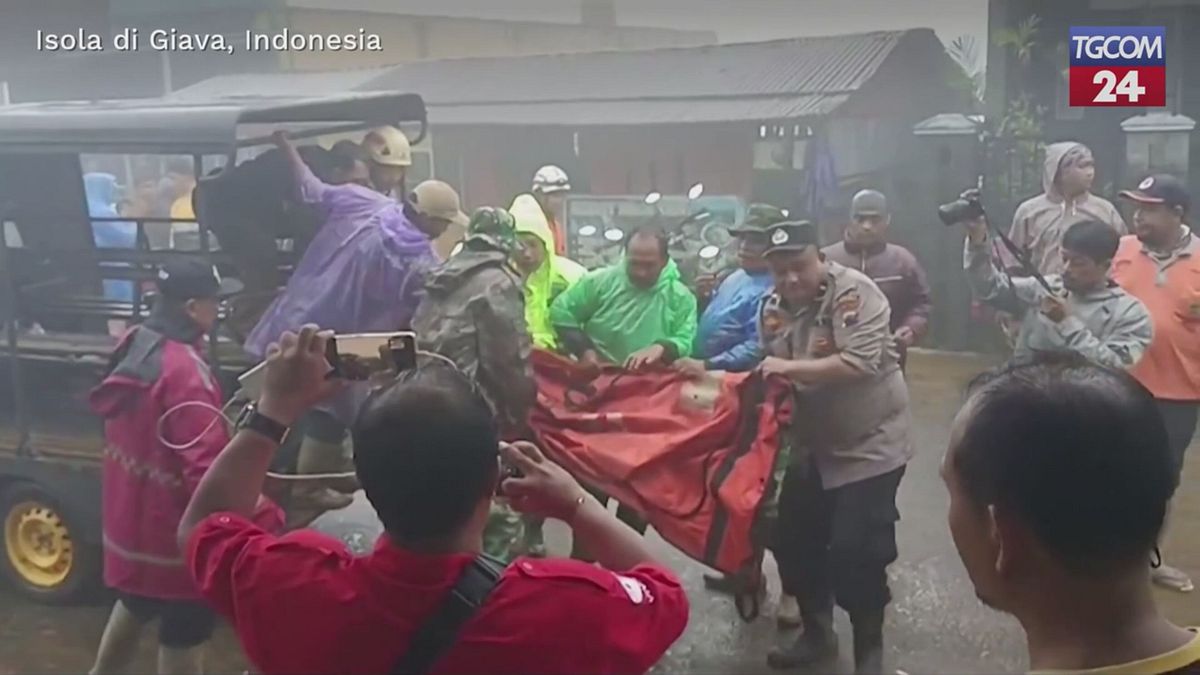 Indonesia, frane e inondazioni: le operazioni di soccorso