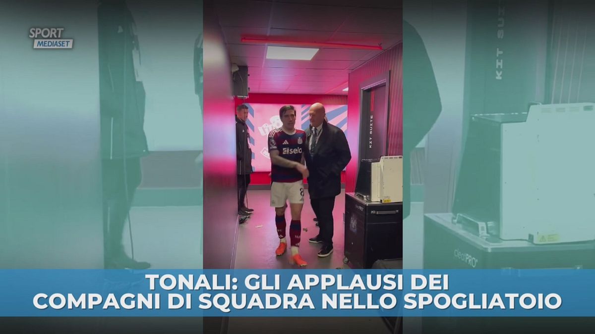 Tonali gli applausi dei compagni di squadra nello spogliatoio