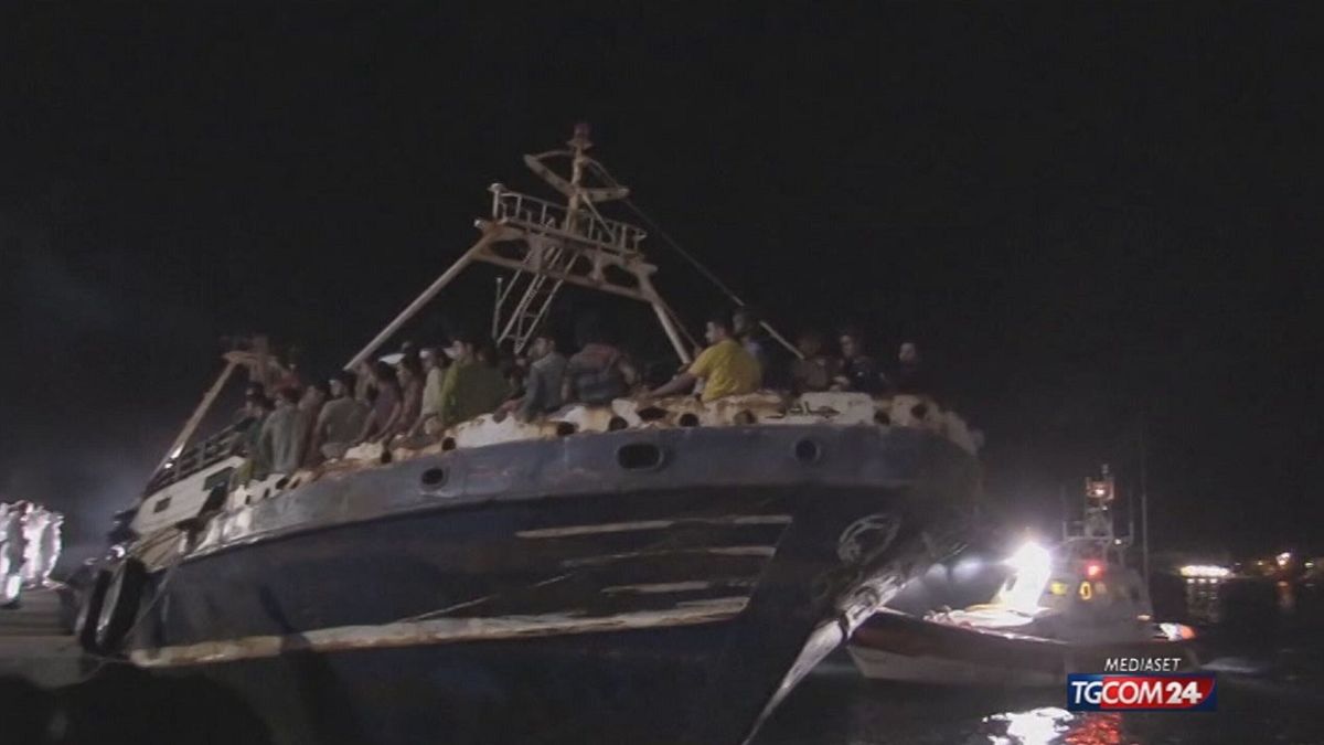 Maxi sbarco a Lampedusa: 686 migranti su un peschereccio