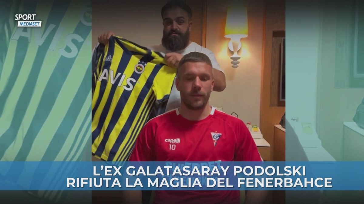 Regola numero 1 con Podolski: non avvicinare la maglia del Fenerbahce