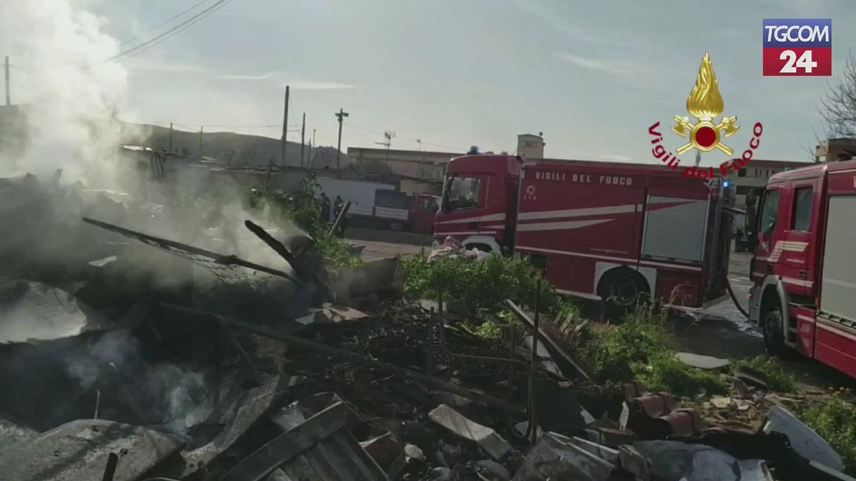 Catanzaro, incendio in una discarica: l'intervento dei vigili del fuoco