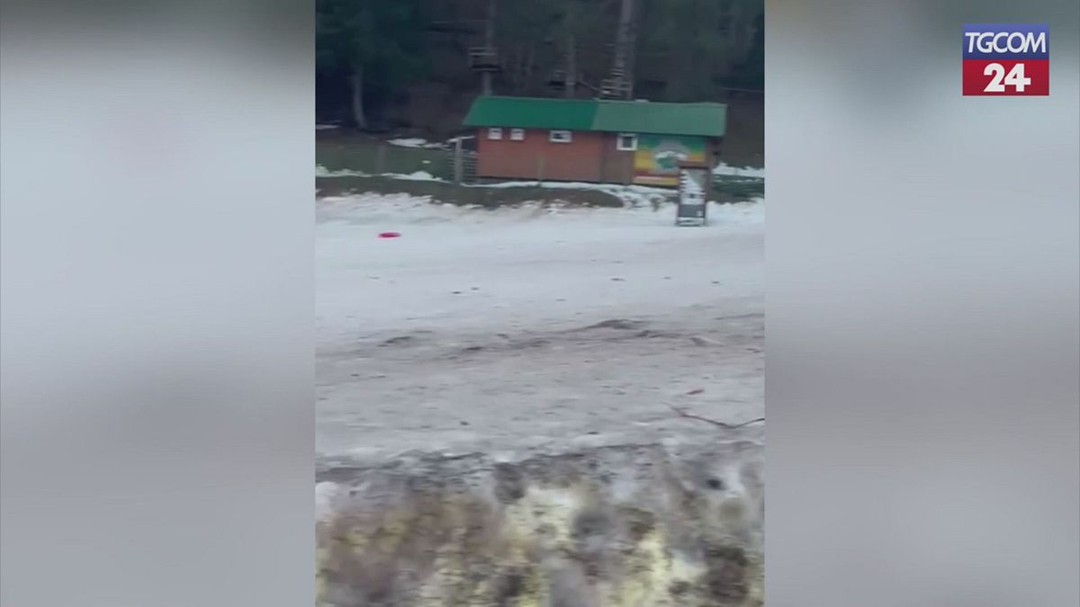 Roccaraso presa d'assalto dai turisti, i rifiuti invadono le piste da sci