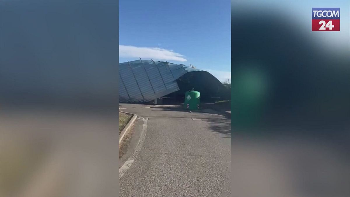 Maltempo nel Bolognese, piscina scoperchiata dalle raffiche di vento a Ozzano