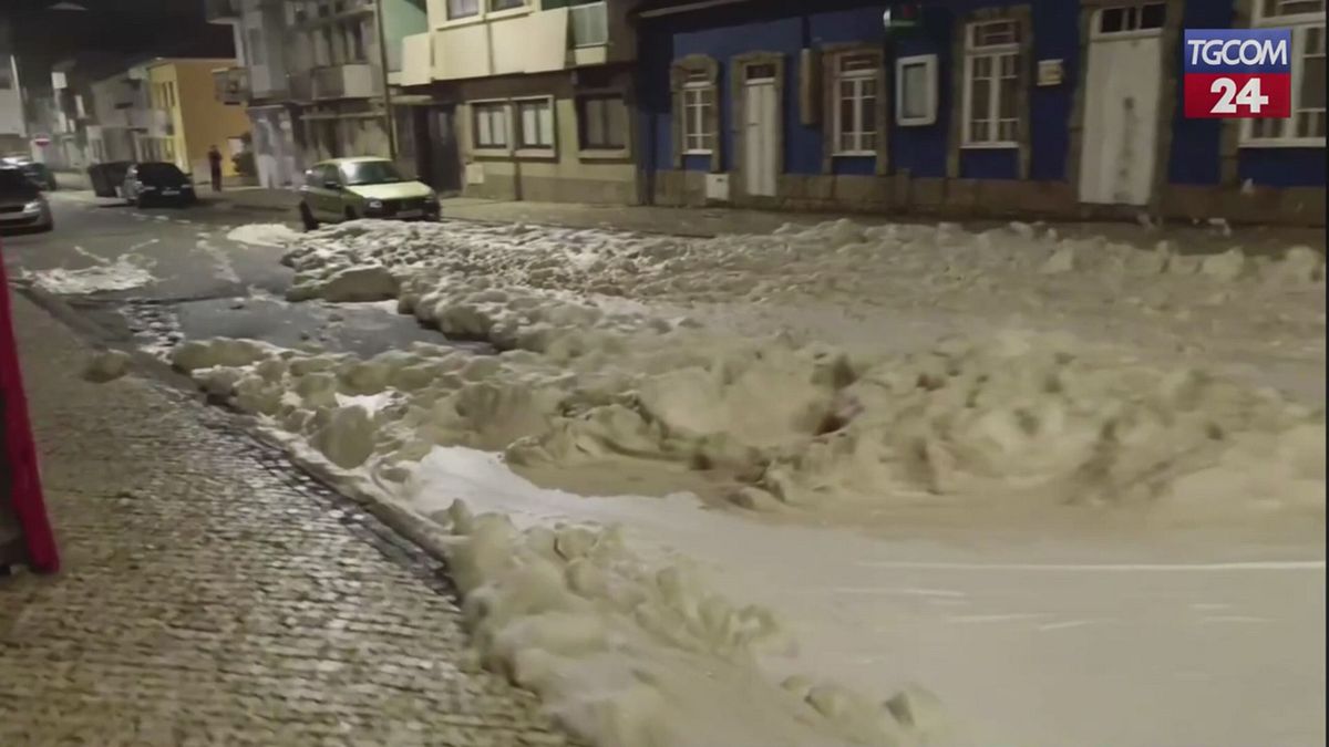 Portogallo, acqua e schiuma: strade allagate a Furadouro