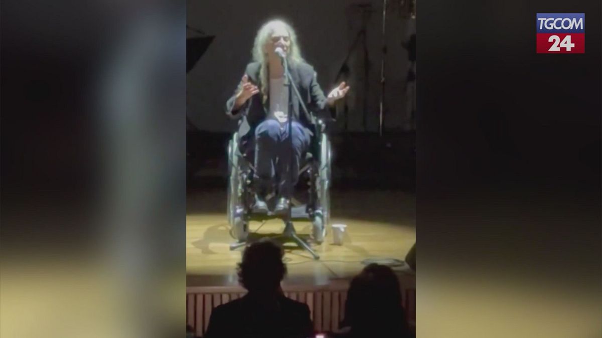 Malore per Patti Smith in Brasile, poi torna sul palco in sedia a rotelle e canta un'ultima canzone