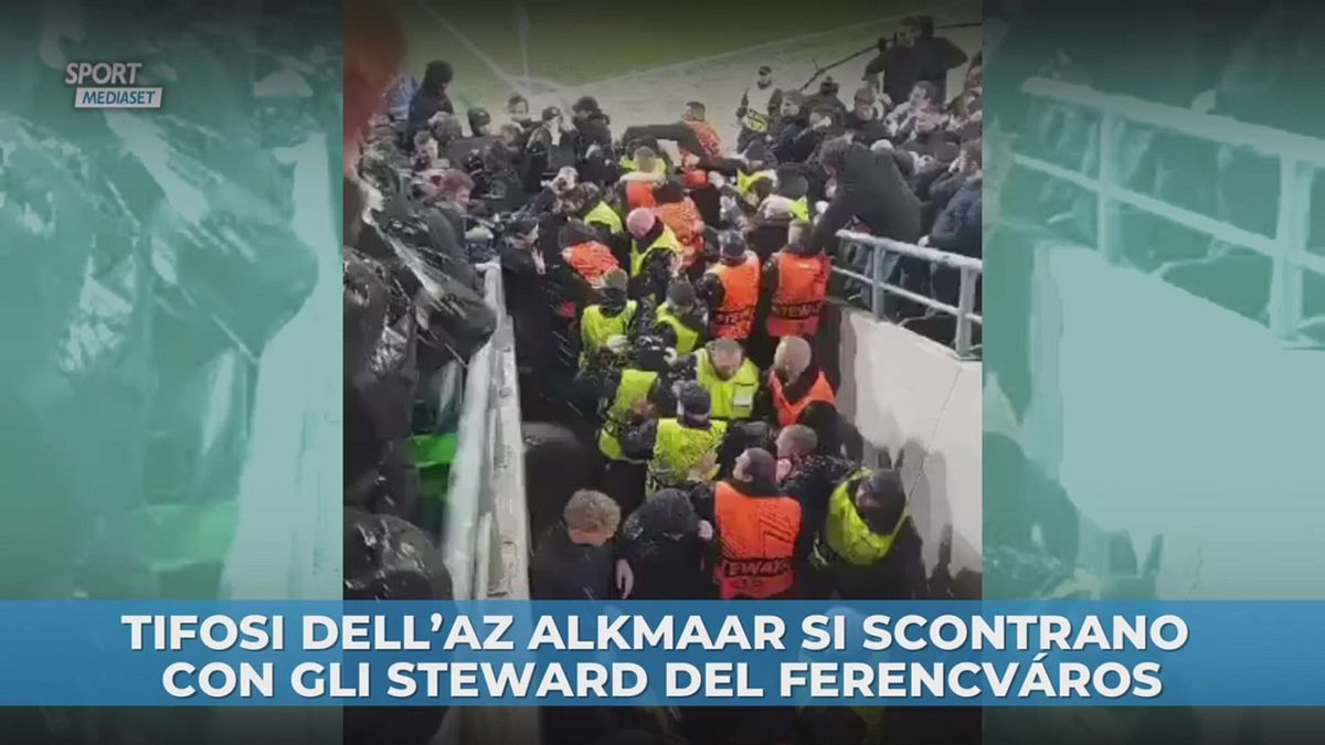 Tifosi dell'AZ Alkmaar si scontrano con gli steward del Ferencváros