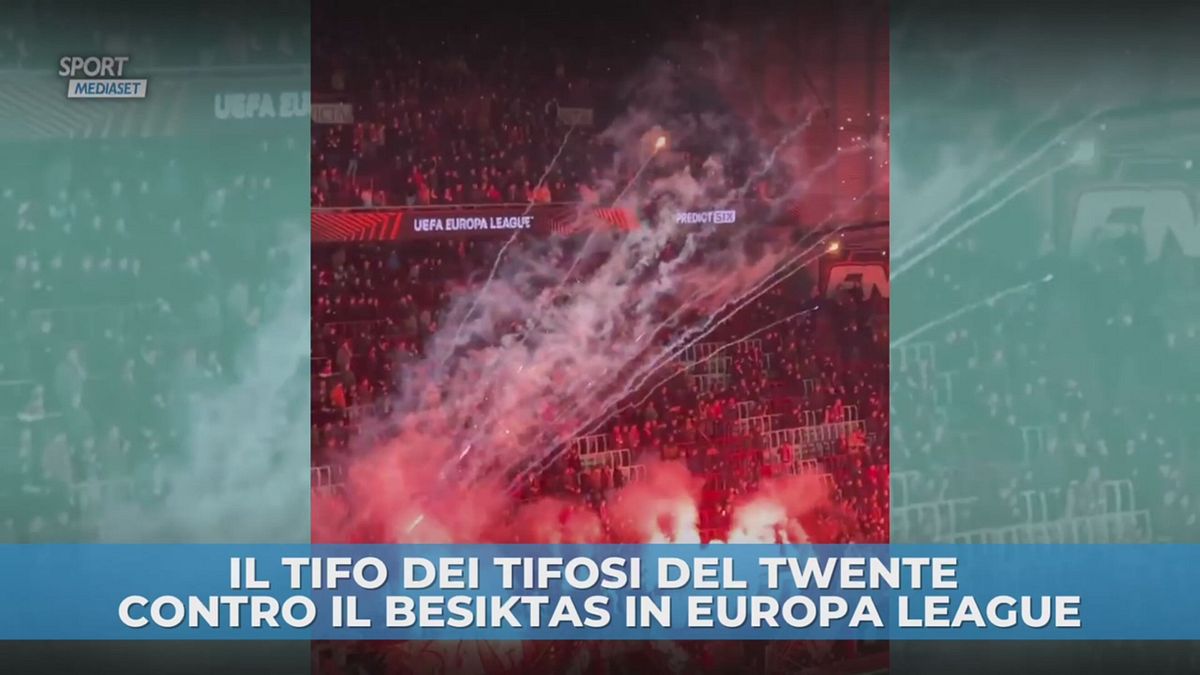 Il tifo dei tifosi del Twente contro il Besiktas in Europa League