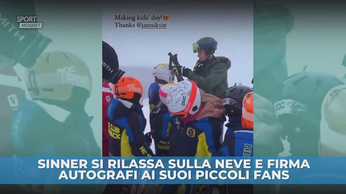 Sinner si rilassa sulla neve e firma autografi ai suoi piccoli fans