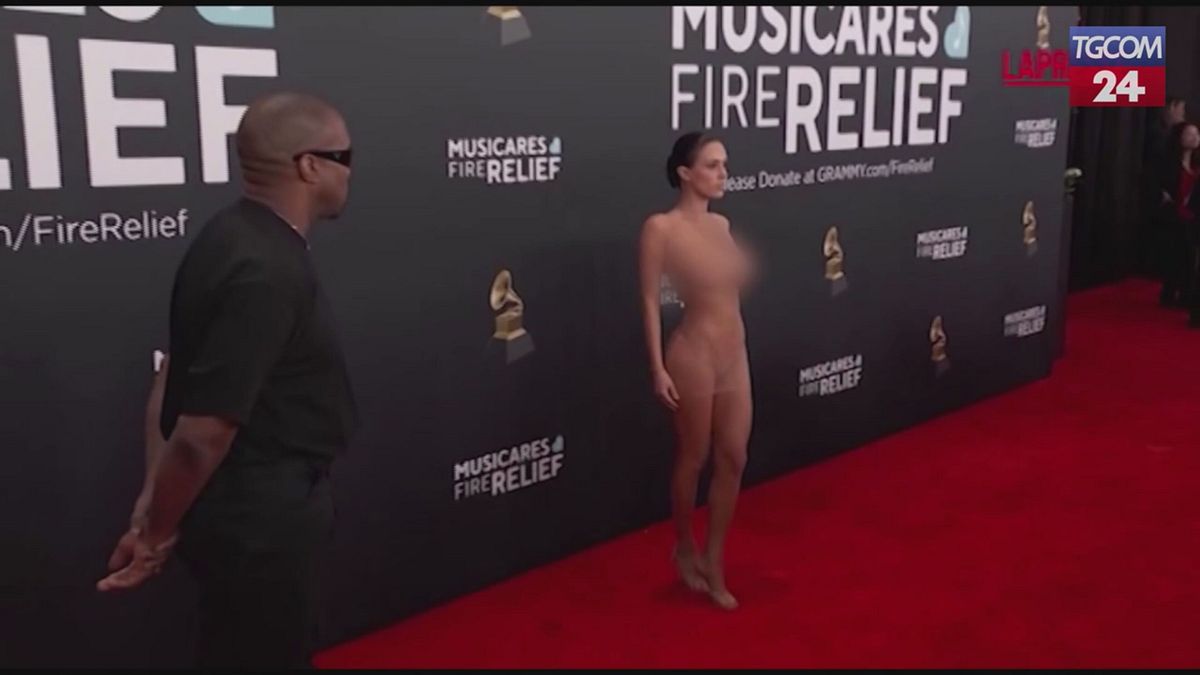 Bianca Censori nuda sul red carpet dei Grammy 2025