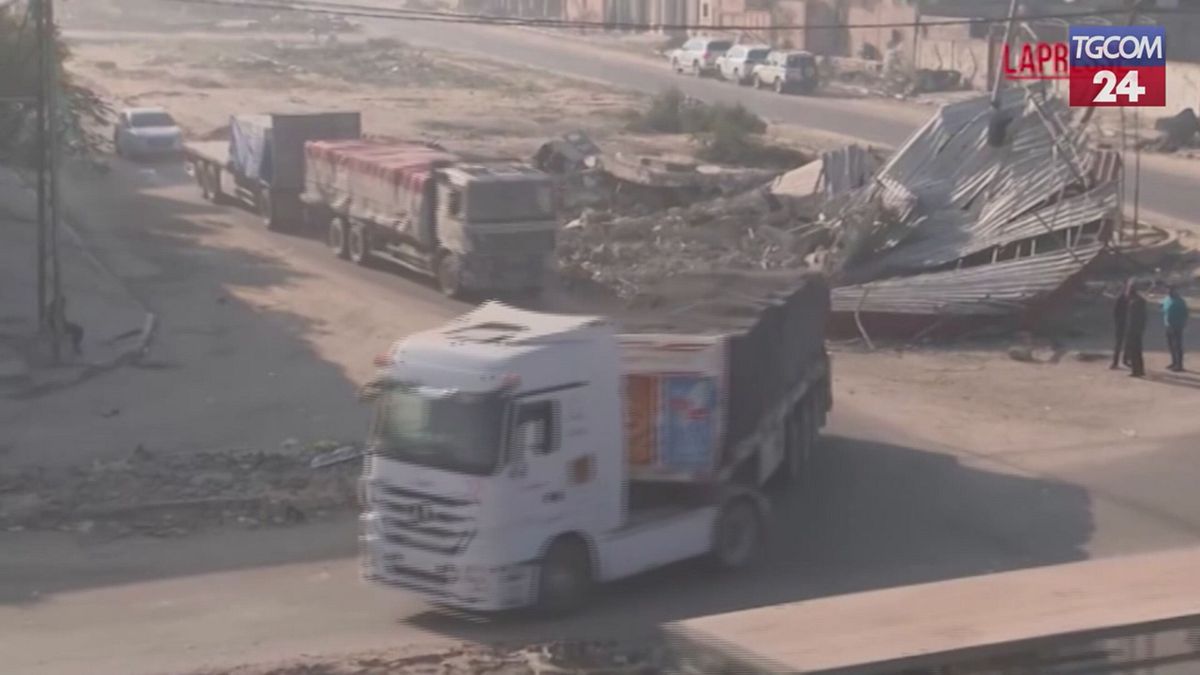 Gaza, convogli di camion con aiuti umanitari entrano a Rafah