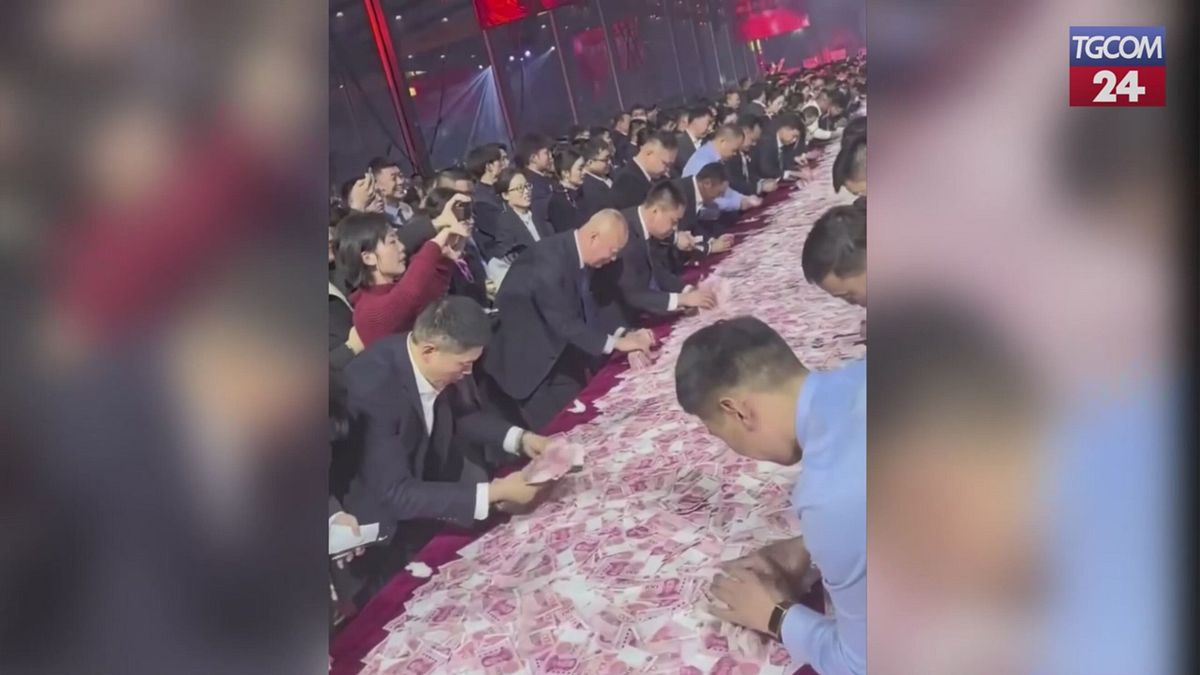 Cina, "prendete quanti soldi volete": l'insolito premio aziendale diventa virale