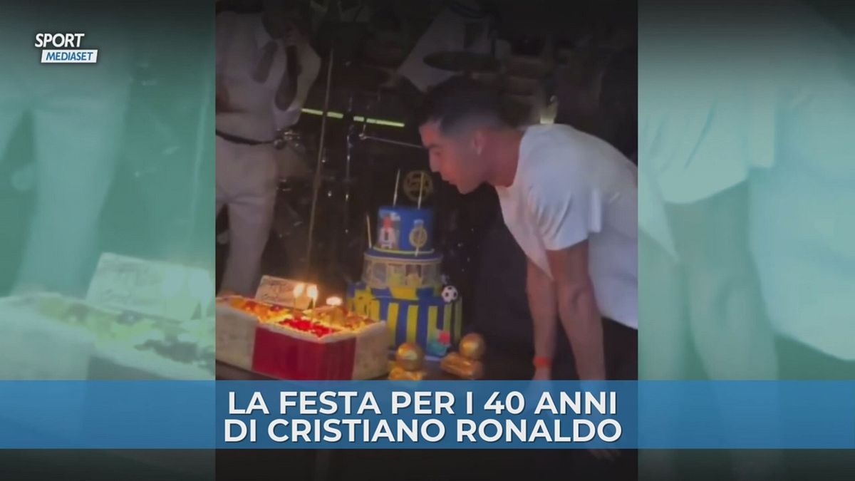 Grande festa per i 40 anni di Cristiano Ronaldo: soffia le candeline ballando