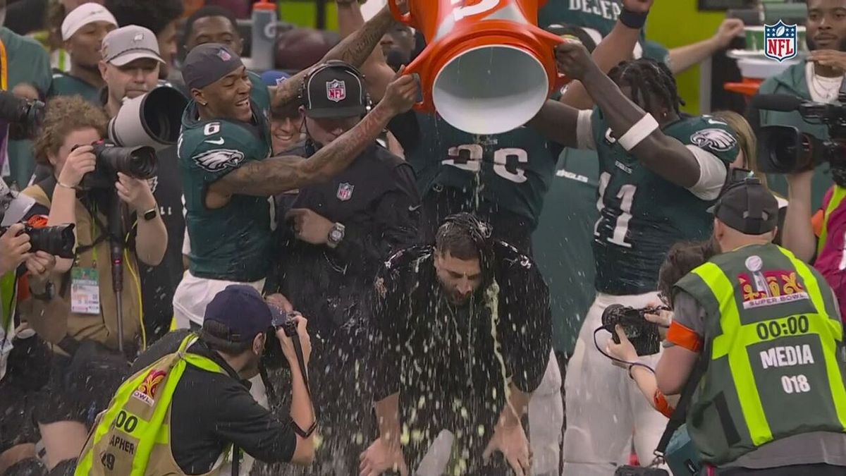 Festeggiamenti con secchiata gelata per il coach dei Philadelphia Eagles