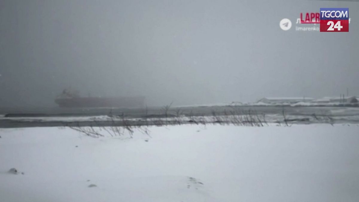 Russia, cargo cinese si arena in mezzo a una bufera di neve