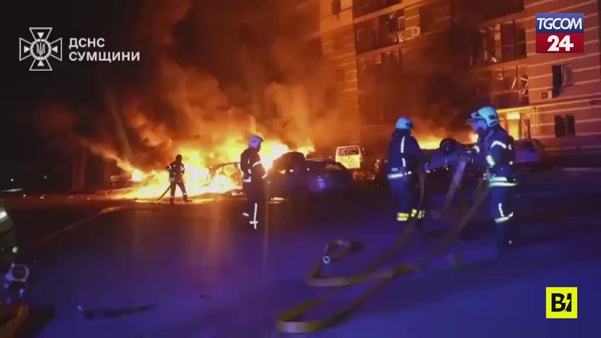 Attacco russo: fiamme e incendi tra le auto e le case