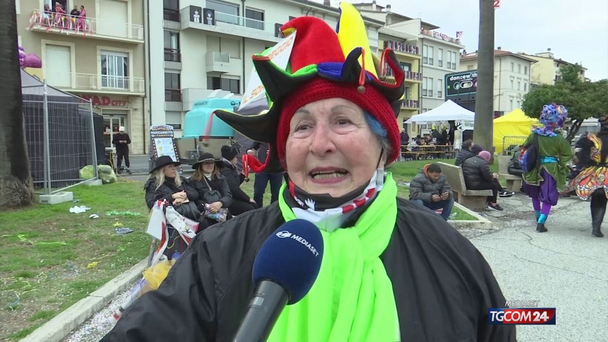 12.00 CARNEVALE VIAREGGIO PRIMI CARRI SRV