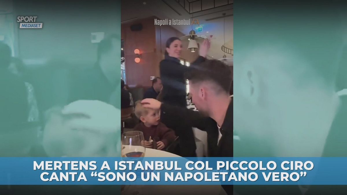 Mertens a Istanbul col piccolo Ciro canta: "Sono un napoletano vero"