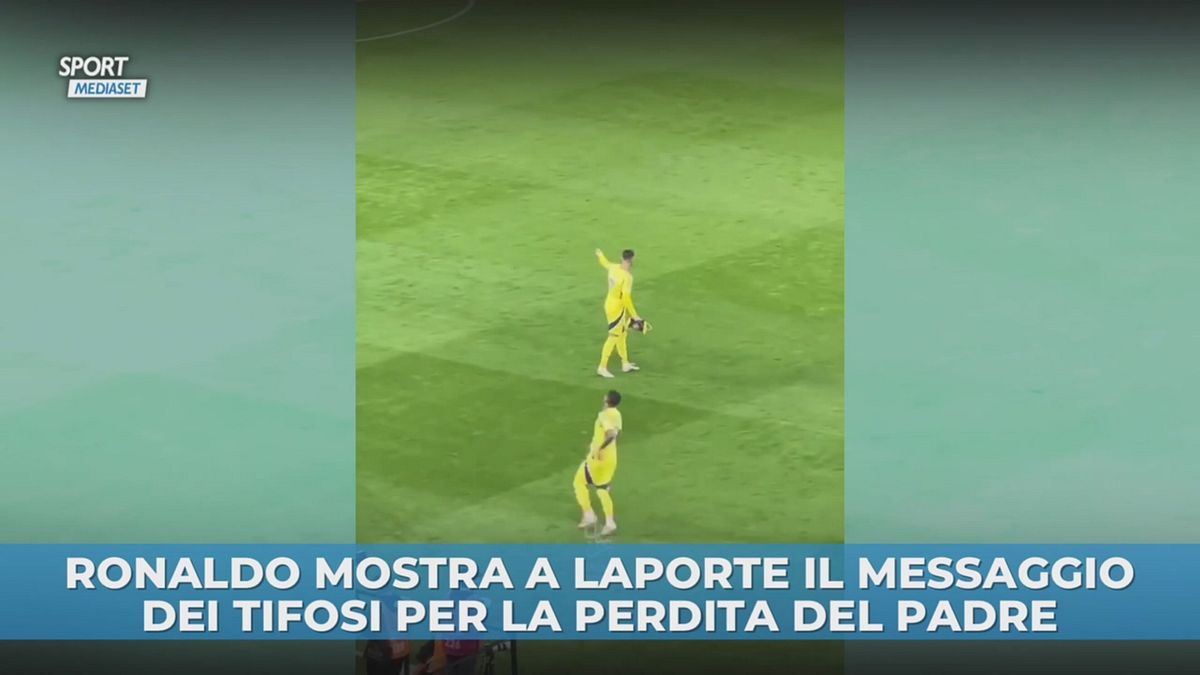 Ronaldo mostra a Laporte il messaggio dei tifosi per la perdita del padre