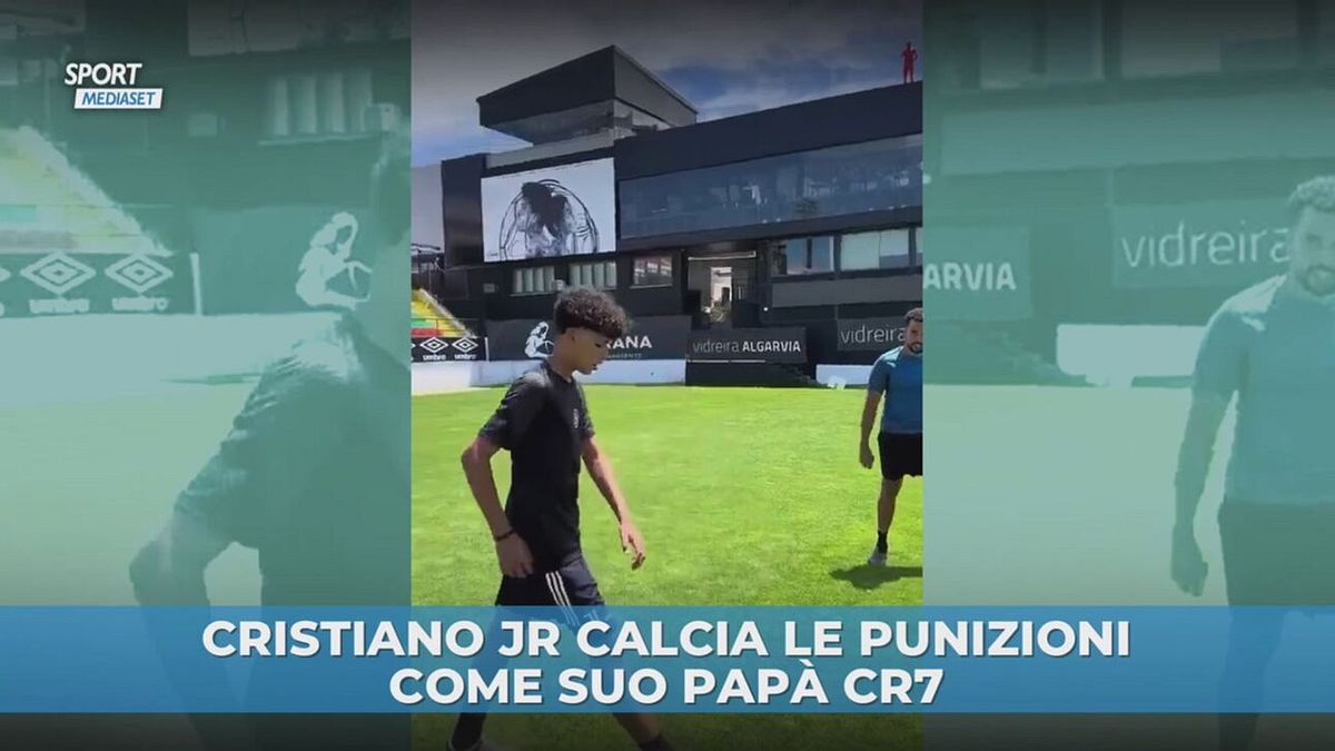 Cristiano Jr. calcia le punizioni come suo papà CR7