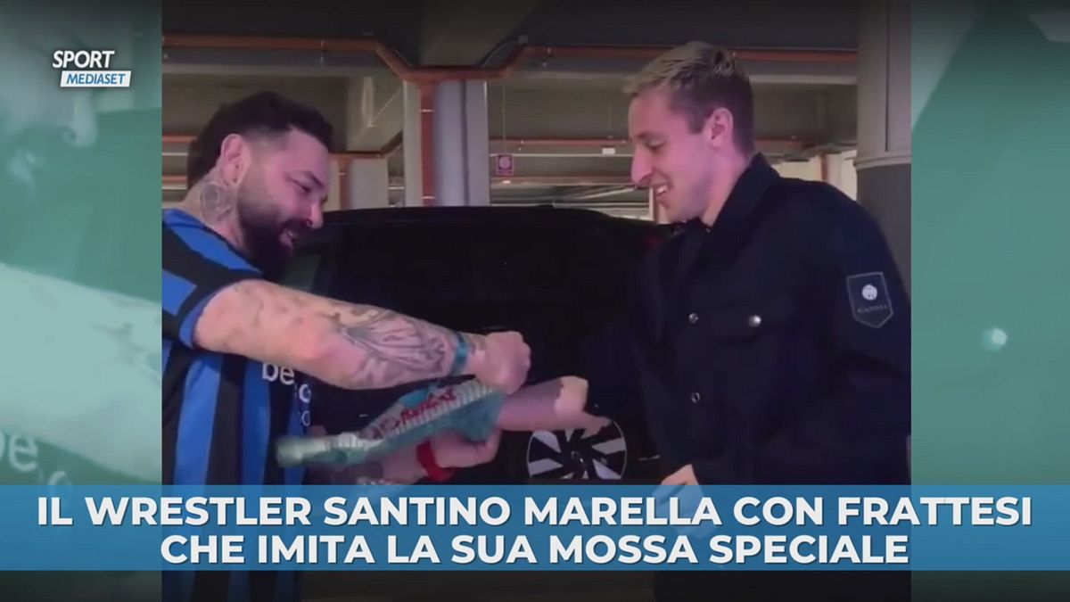 Il wrestler Santino Marcella con Frattesi che imita la sua mossa speciale