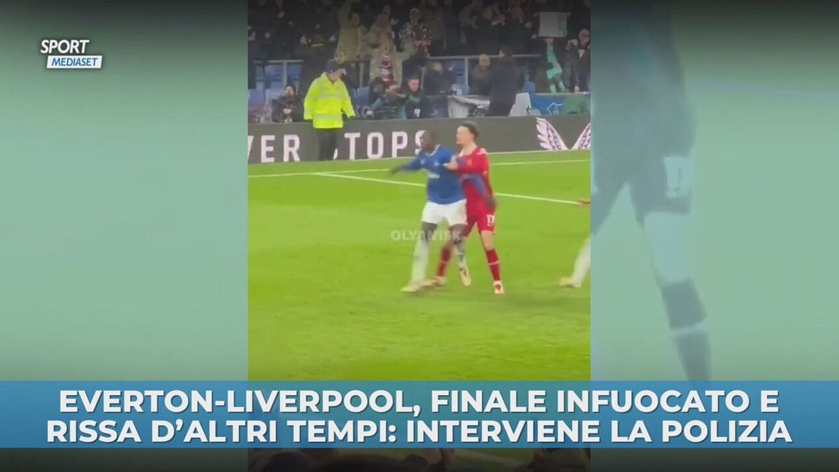 Everton-Liverpool, finale infuocato e rissa tra i giocatori: interviene la polizia