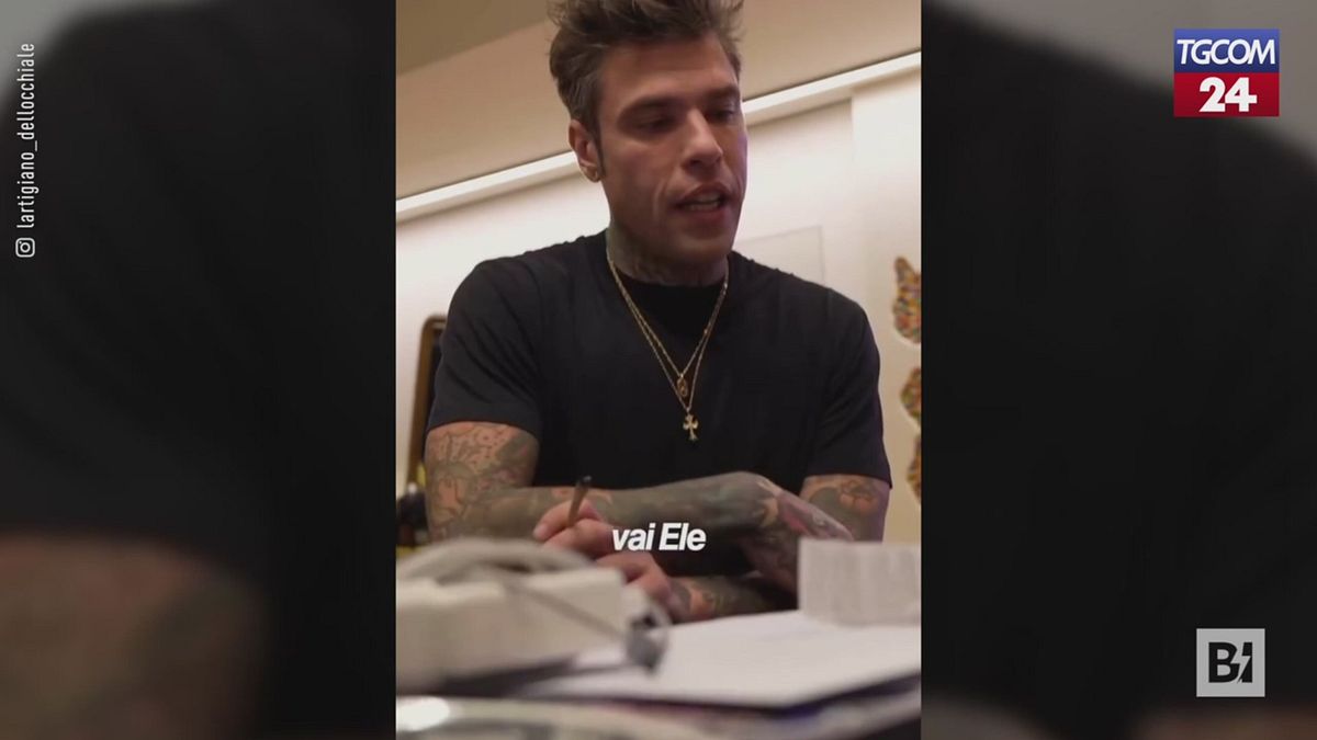 Fedez e le lenti a contatto nero... che fatica indossarle!