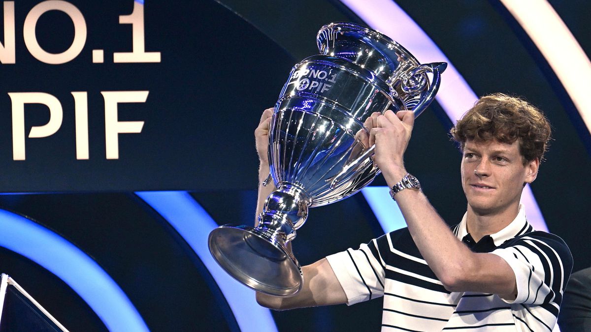  Jannik Sinner con il trofeo del numero 1 della classifica Atp