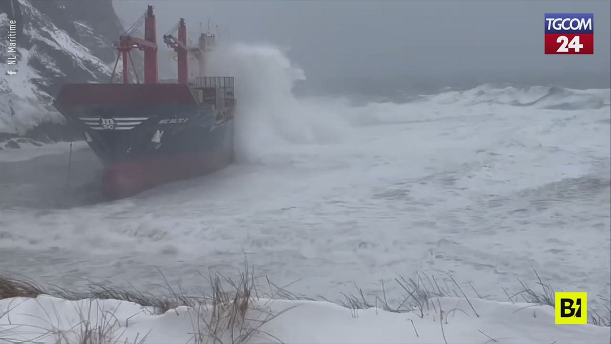 Cargo si arena sulla costa di Terranova, le immagini del salvataggio