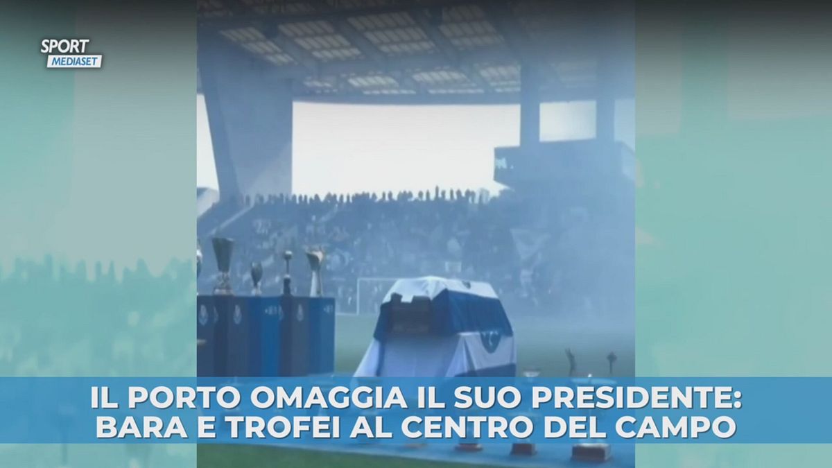 Il Porto omaggia il suo presidente: bara e trofei al centro del campo