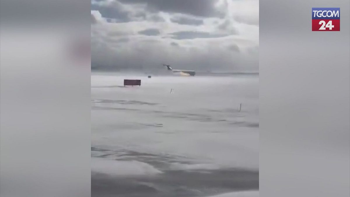 Toronto, il momento in cui l'aereo si ribalta sulla pista