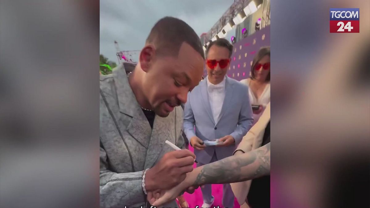 Will Smith a tu per tu con la sua faccia... tatuata sulle braccia dei fan